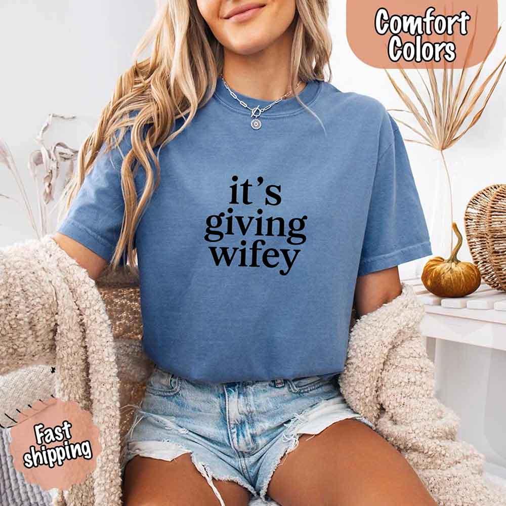 It's Giving Wifey Comfort Colors Tee – Bride to Be Wedding Gift