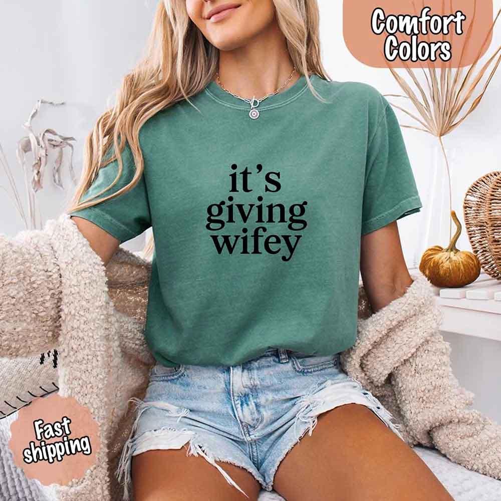 It's Giving Wifey Comfort Colors Tee – Bride to Be Wedding Gift