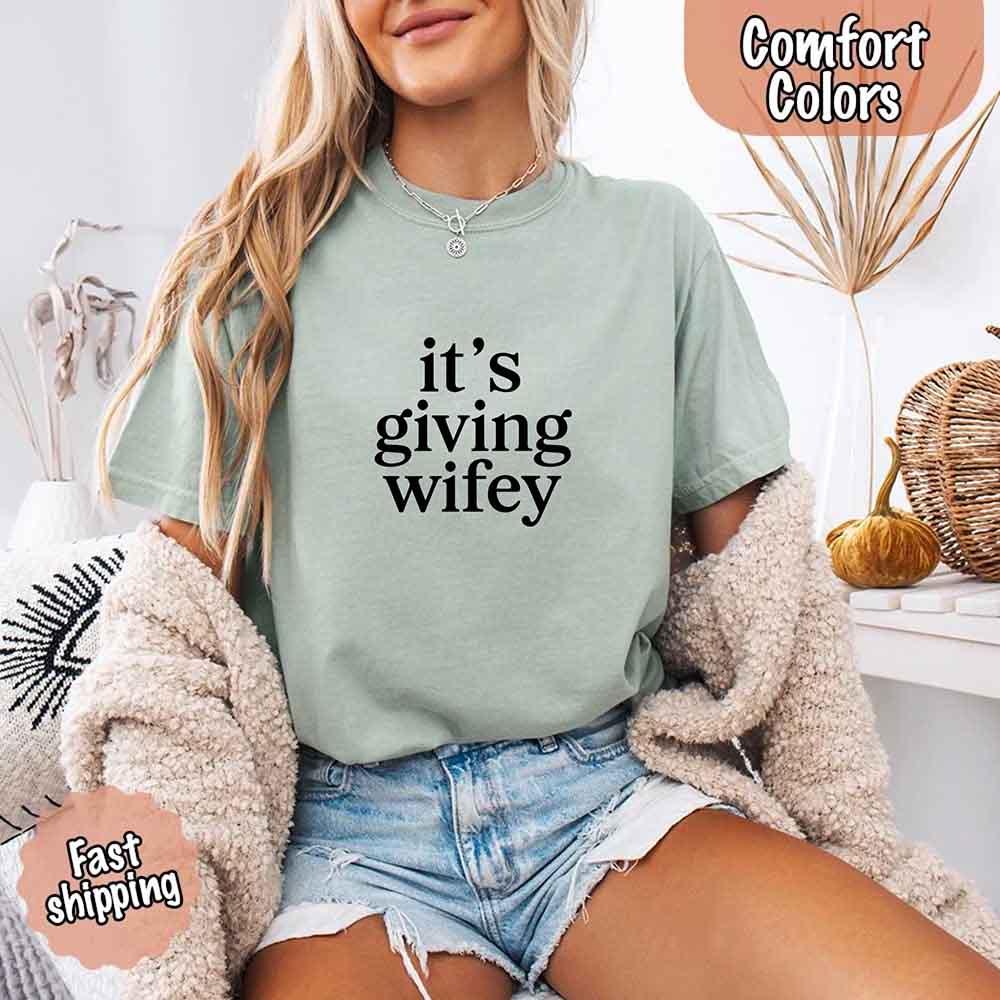 It's Giving Wifey Comfort Colors Tee – Bride to Be Wedding Gift