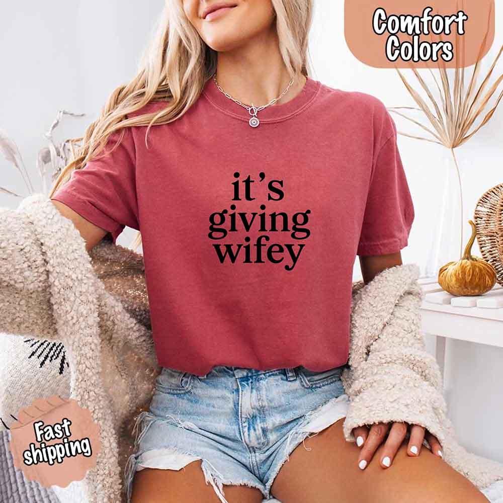 It's Giving Wifey Comfort Colors Tee – Bride to Be Wedding Gift