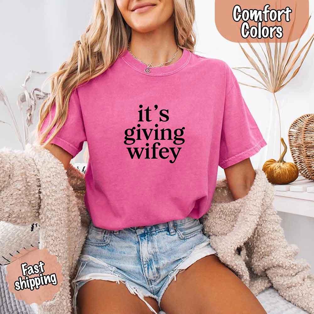 It's Giving Wifey Comfort Colors Tee – Bride to Be Wedding Gift