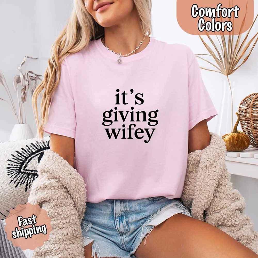 It's Giving Wifey Comfort Colors Tee – Bride to Be Wedding Gift
