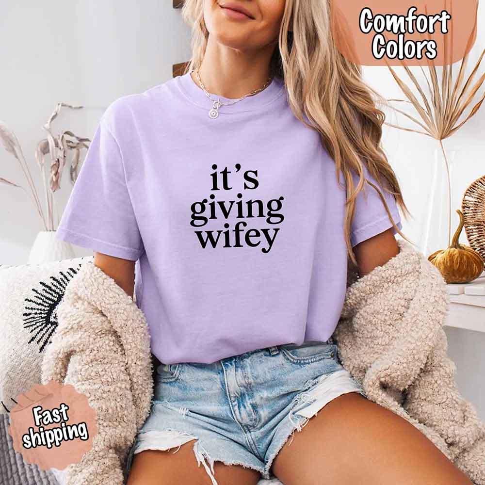 It's Giving Wifey Comfort Colors Tee – Bride to Be Wedding Gift