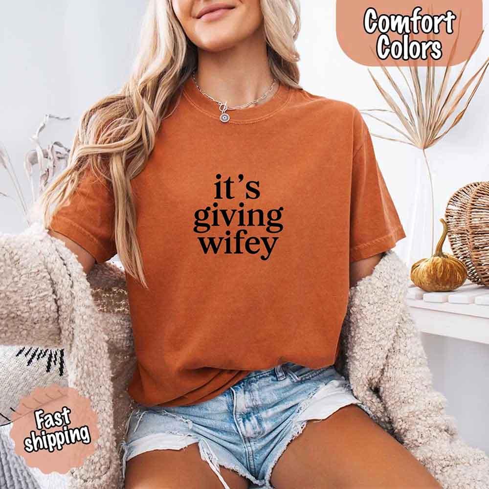 It's Giving Wifey Comfort Colors Tee – Bride to Be Wedding Gift